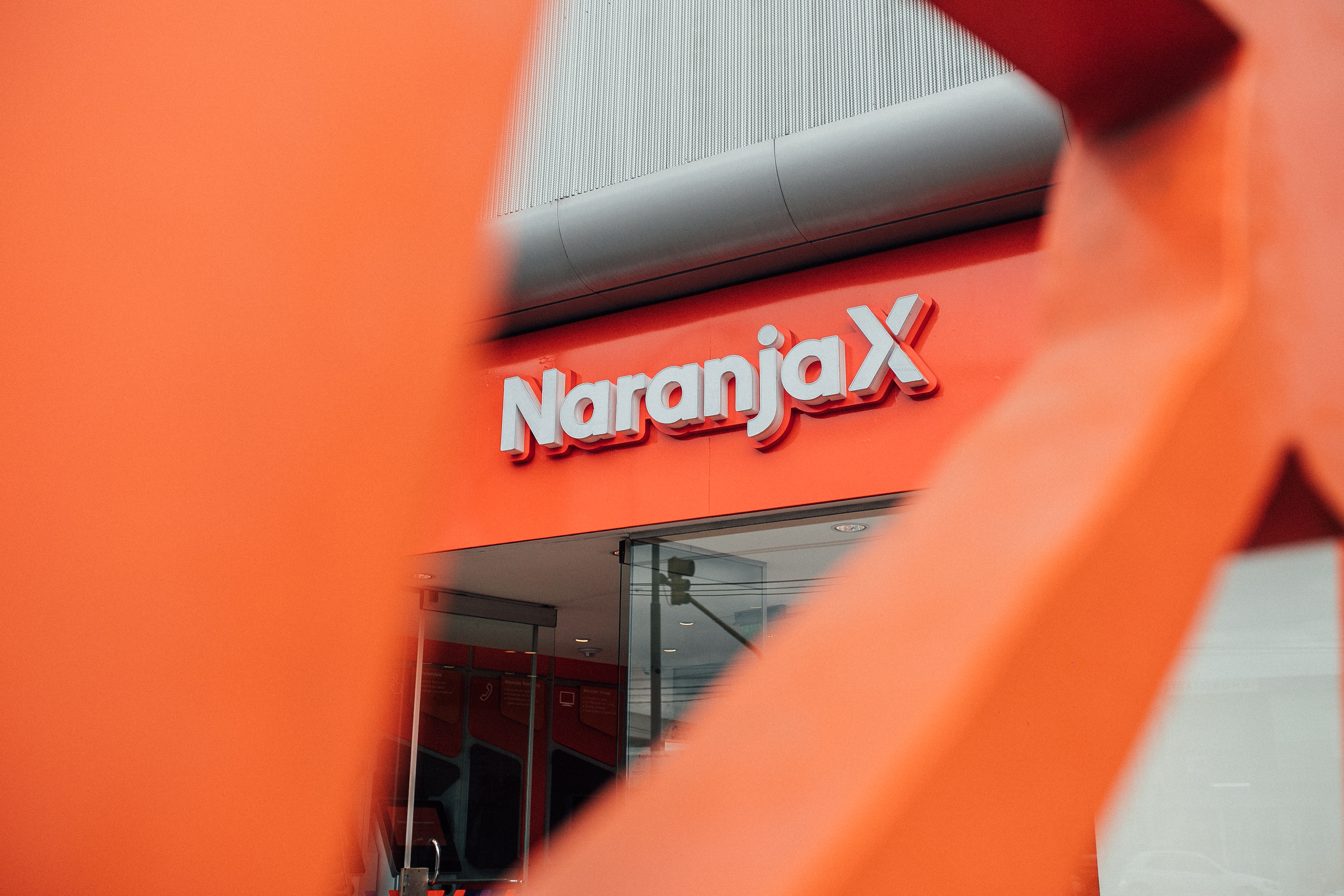 Rebranding con ecodiseño: así cambia la marca de Naranja X en sus sucursales de todo el país